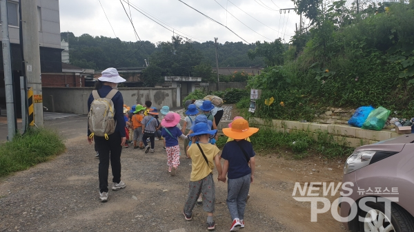 오전 9시 55분, 어린이집 인근 마천공원으로 아이들이 나들이를 나가고 있다(사진=홍여정 기자)