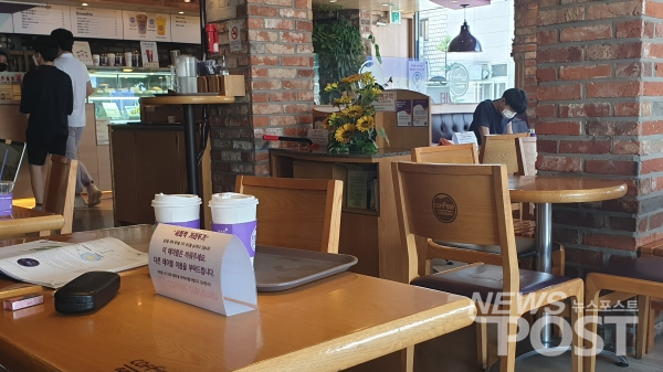 노량진 역 근처 한 카페의 모습. 거리두기를 유치하며 사람들이 앉아있다(사진=홍여정 기자)