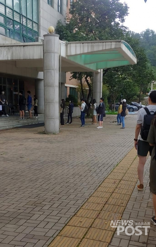 지난 23일 서울 동작구의 한 고등학교에서 공공기관 필기시험에 앞서 발열 체크를 하기 위해 응시자들이 사회적 거리를 유지하며 줄을 서있다. (사진=이해리 기자)