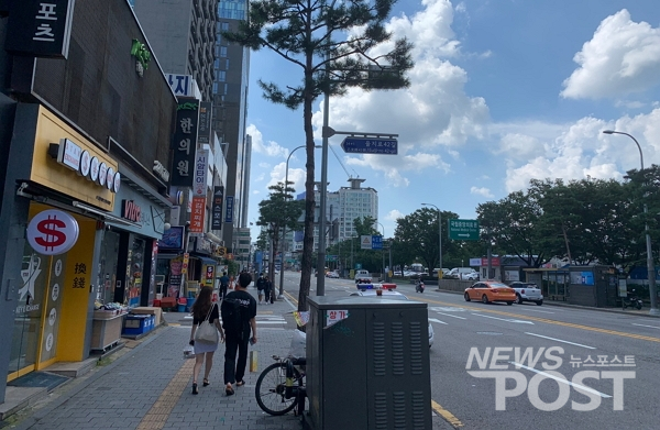 지난 23일 코로나19 여파로 주말에도 서울 동대문구 일대가 한산한 분위기를 보이고 있다. (사진=이별님 기자)