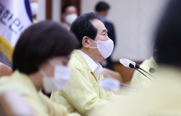 28일 정세균 국무총리가 서울 오전 종로구 정부서울청사에서 열린 코로나19 대응 중앙안전대책본부 회의에 참석해 발언하고 있다. (사진=뉴시스)