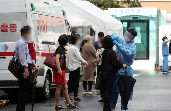 지난 27일 서울 중구의 한 선별진료소. (사진=뉴시스)