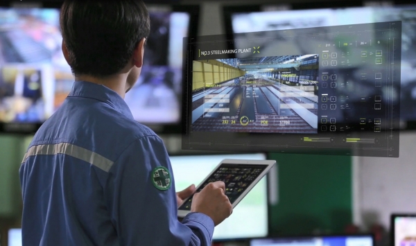 포스코가  스마트 팩토리를 자체개발했다. 포스코 직원이 분석한  정보로 조업현장을 점검하고 있다. (사진=포스코 제공)