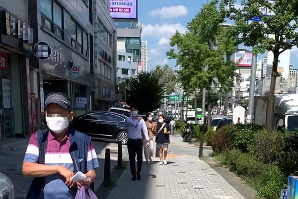 4일 이날 오후 서울 구로구 일대 거리에서 시민들이 코로나19 확산 방지 및 감염병 예방을 위해 마스크 착용 의무화를 준수하고 있다. (사진=이별님 기자)