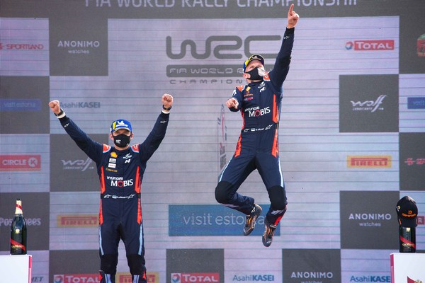 오트 타낙(오른쪽) 선수가 WRC 우승 뒤 환호하고 있다. (사진=현대자동차그룹 제공)