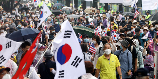 보수단체 집회 참가자들이 지난 8월 15일 오전 서울 종로구 광화문광장 인근에서 8·15 국민대회 집회에 참가하기 위해 집결하고 있다. (사진=뉴시스)