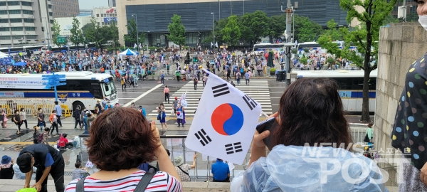 15일 광화문광장에 모인 보수 단체. (사진=김혜선 기자)