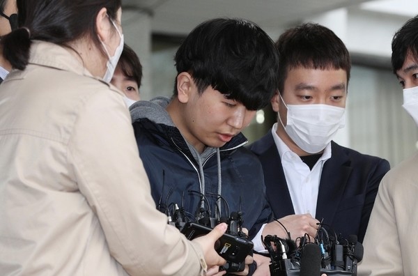 지난 4월 17일 서울 종로구 종로경찰서 앞에서 텔레그램 박사방 사건의 공범 혐의를 받는 '박사방' 강훈이 취재진 앞에 서 있다. (사진=뉴시스)