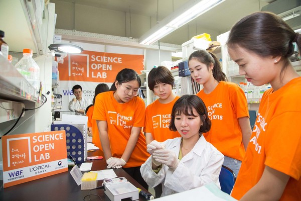 지난 2018년 서울 관악구 서울대학교 약학대학 연구실에서 열린 사이언스 오픈랩에 참가한 여고생들이 과학자 선배에게 실험에 대한 설명을 듣고 있다. (사진=뉴시스)