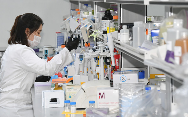 GC녹십자에서 연구원들이 신종 코로나바이러스 감염증(코로나19) 완치자 혈장을 활용한 혈장 치료제 개발을 하고 있는 모습. (사진=뉴시스)