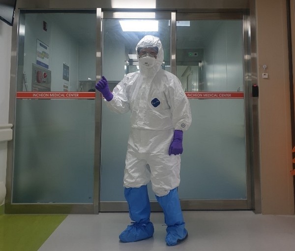 이삼순 인천의료원 간호조무사가 음압 병동에 들어가기 전 방호복과 N95 마스크 등을 착용하고 서 있다. (사진=이삼순 인천의료원 간호조무사 제공)