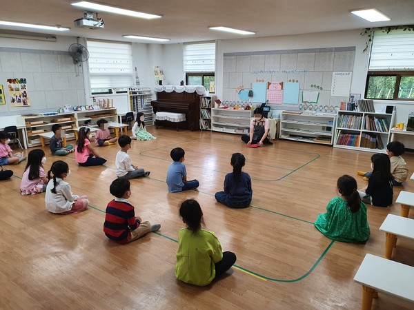 마스크를 쓰고 친구들과 거리두기를 하고 앉아 수업하는 모습. (사진=김윤지 씨(가명) 제공)