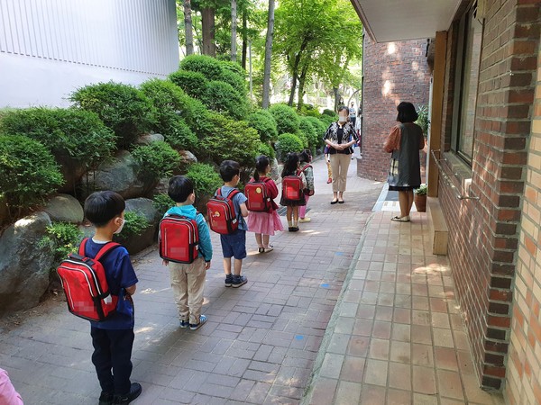 개학 이후 아이들은 거리두기를 지켜가며 교사와 인사를 나누고 등원했다. (사진=김윤지 씨(가명) 제공)