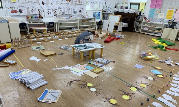 지난 8월 13일 유치원 원격수업이 실시되자 교구들과 활동지를 각 가정으로 보내기 위해 분류를 하고 있는 ㄱ유치원 교사의 모습. (사진=김윤지 씨(가명) 제공) 