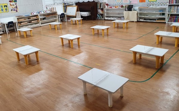 아이들은 가림막이 설치된 책상에서 친구들과 대화도 나무지 못하는  조용한 식사를 해야 한다. (사진=김윤지 씨(가명) 제공)