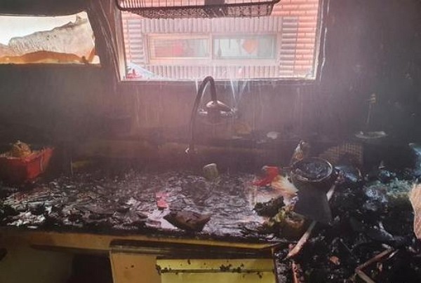 지난 14일 오전 인천시 미추홀구의 한 빌라 건물 2층에서 불이나 A군과 동생 B군이 중상을 입었다. (사진=뉴시스)