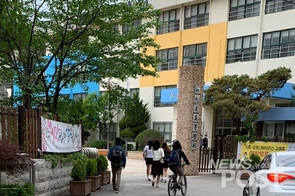 지난 5월 20일 서울 구로구의 한 고등학교에서 3학년 재학생들이 수업을 듣기 위해 등교하고 있다. 코로나19 여파로 2020학년도 1학기 개학이 이날까지 미뤄졌다. (사진=이별님 기자)