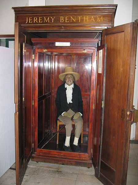 영국 공리주의 철학자 제레미 벤담. 1832년 유명을 달리한 벤담이지만, 런던에 가면 그를 만나볼 수 있다. 벤담의 유언에 따라 시신을 방부 처리해 보존한 까닭이다. 그는 자신의 시신을 보존해 후배들에게 자극을 주는 게 공리주의적으로 옳다고 생각했다고 한다. (사진=Wikimedia Commons)