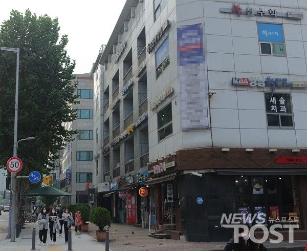 12일 전국적으로 사회적 거리두기 1단계가 시행된 이날 서울 강남구 대치동 학원가에서 학생들이 마스크를 착용하고 지나가고 있다. (사진=이별님 기자)