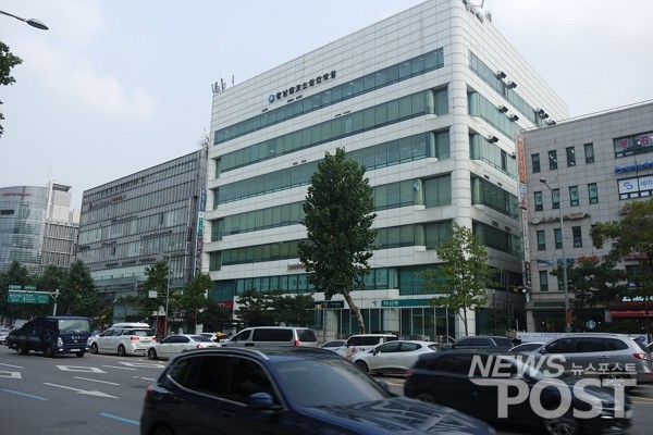 12일 사회적 거리두기 1단계가 시행된  가운데, 서울 강남구 대치동의 한 300인 이상 대형 학원 인근 도로에 차들이 지나가고 있다. (사진=이별님 기자)