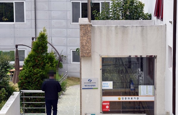 14일 이날 오전 기준 52명의 집단 감염이 발생한 부산 북구 해뜨락 요양병원. (사진=뉴시스)