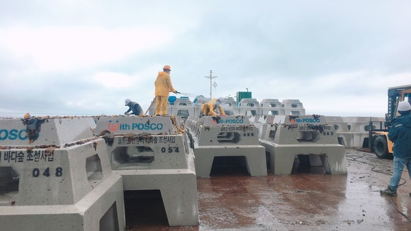 작업자가 트리톤에 어초를 이식하고 있다. (사진=포스코 제공)