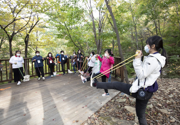 현대차 정몽구 재단이 의료진 등 코로나19 방역을 위해 노력하는 이들을 대상으로 숲속 힐링교실을 운영한다. (사진=현대차정몽구재단 제공)