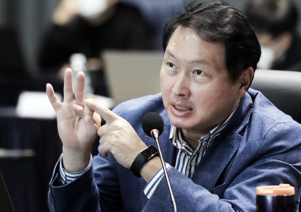 최태원 SK그룹 회장이 21일부터 23일까지 제주 디아넥스 호텔에서 열린 ‘2020 CEO세미나’에서 파이낸셜 스토리로 기업 가치를 제고하는 방안에 대해 논의하고 있다. (사진=SK그룹 제공)