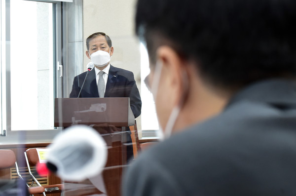 김인철 한국대학교육협의회 회장이 지난 13일 서울 여의도 국회에서 열린 국정감사에서 질의에 응답하고 있다. 이날 김인철 회장은 등록금 반환에 대해 