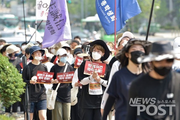지난 6월 전국대학학생회네트워크와 각 대학 학생들은 세종정부청사에서 여의도 국회의사당까지 150km를 걸으며 등록금 반환을 요구하는 행진을 한 바 있다. (사진=전국대학학생회네트워크 제공)
