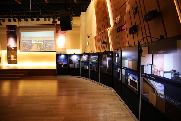 동국제강 본사 을지로 페럼타워에 전시된 2020년 출시 컬러강판. (사진=동국제강 제공)