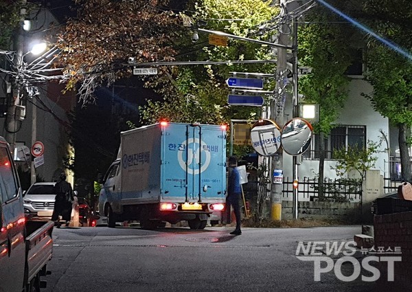 최근 택배 노동자들의 과로사가 이어지며 택배 업계에서 각각 대책을 발표하고 있다. 사진은 저녁 시간 배송 업무를 진행하는 택배 노동자 모습 (사진=홍여정 기자)