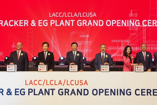 지난해 5월 9일 (왼쪽부터) 존 벨 에드워즈 미 루이지애나주 주지사, 이낙연 전 국무총리, 신동빈 롯데그룹 회장 등이 미국 루이지애나주 레이크찰스 공장 준공식에 참석하고 있다. (사진=롯데케미칼 제공)