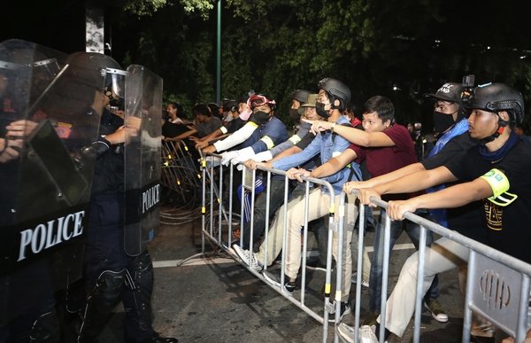 지난달 15일(현지 시간) 태국 방콕에서 반정부 시위에 참여한 시위대가 경찰과 대치하고 있다. 시민들은 경찰이 쏜 물대포를 막기 위해 헬멧을 착용했다. (사진=AP/뉴시스)