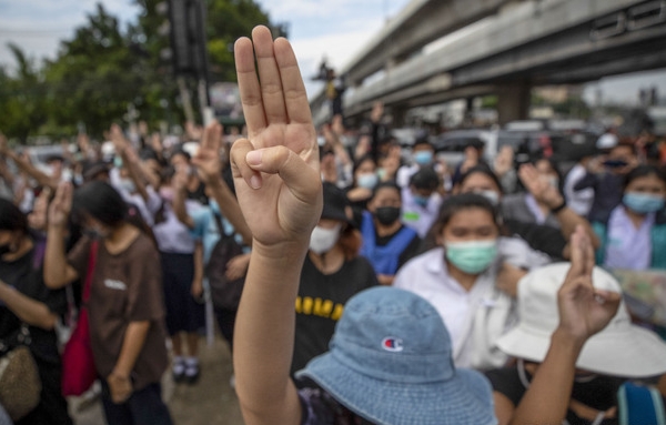 지난달 19일(현지 시간) 태국 방콕 교외의 한 교차로에 모인 반정부 시위대가 저항의 상징인 세 손가락 경례를 하고 있다. (사진=AP/뉴시스)