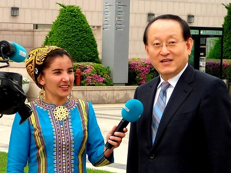 한국의 문화에 대해 해외 언론과 인터뷰를 진행하고 있는 이인권 대표 