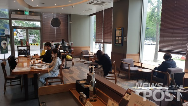 지난 9월 서울 송파구의 한 프랜차즈 커피 전문점에서 이용객들이 코로나19 감염 확산 방지 및 예방을 위해 마스크를 착용하고 사회적 거리두기 방침을 준수하고 있다. (사진=뉴스포스트 홍여정 기자)