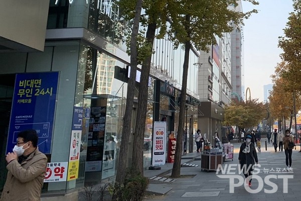 13일 마스크 의무화 행정 명령 첫날 서울 송파구에서 시민들이 코로나19 예방 및 확산 방지를 위해 마스크를 착용했다. (사진=뉴스포스트 이별님 기자)