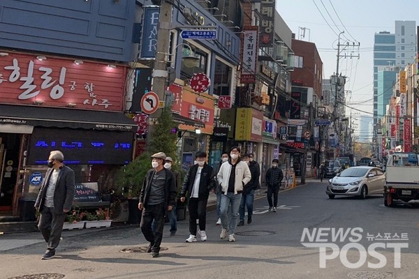 13일 마스크 의무화 행정 명령 첫날 서울 송파구에서 시민들이 코로나19 예방 및 확산 방지를 위해 마스크를 착용했다. (사진=뉴스포스트 이별님 기자)