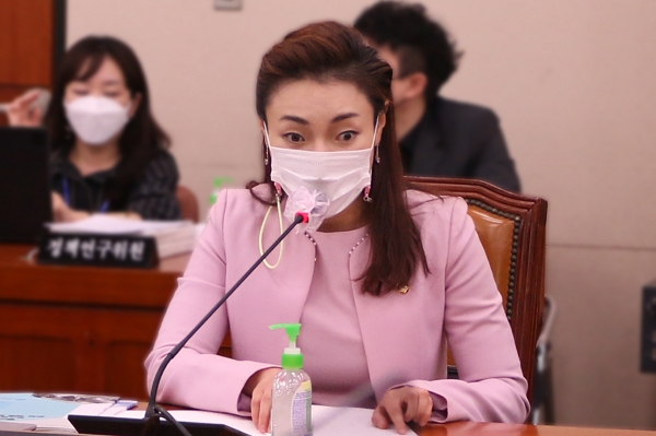 지난달 서울 여의도 국회에서 열린 국정감사에서 질의하는 김예지 국민의힘 의원. (사진=국민의힘 김예지 의원실 제공)