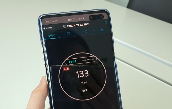 통신속도 측정 애플리케이션 ‘벤치비’를 통해 5G 속도를 측정하고 있다. 이통사들은 5G 기지국 투자를 위해서라도 주파수 사용료가 과도하다는 입장이다. (사진=선초롱 기자)
