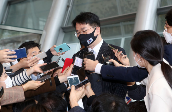 조원태 한진그룹 회장이 18일 오전 서울 영등포구 여의도 전국경제인연합회(전경련) 회관에서 열린 '제32차 한미재계회의 총회 2일차'에 참석해 고 조양호 전 한진그룹 회장에 대한 공로패를 전달받은 뒤 취재진 질문에 답하고 있다. (사진=뉴시스)