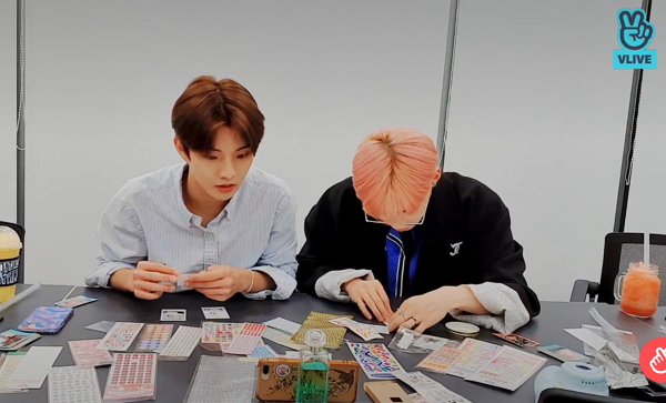 폴라로이드 사진 꾸미기를 하고 있는 아이돌 그룹 더보이즈 멤버들. (사진=네이버 브이앱 캡처)