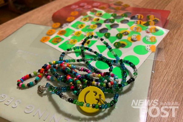 다이어리와 스티커, 비즈로 만든 마스크 목걸이 제품. (사진=뉴스포스트 이별님 기자)