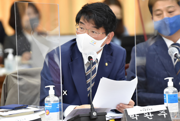 지난 10월 19일 서울 여의도 국회에서 열린 국정감사에서 피감 기관을 상대로 질의하는 더불어민주당 박완주 의원. (사진=뉴시스)