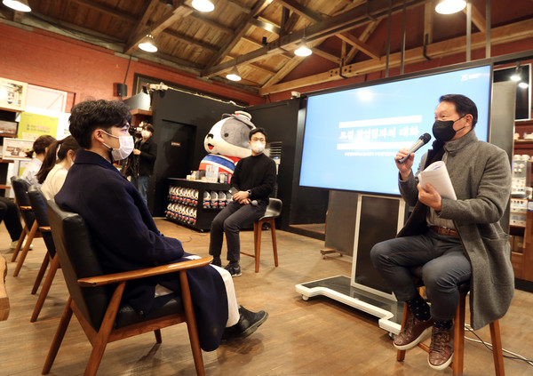 지난 24일 로컬라이즈 군산 청년 창업가들과 대화하고 있는 최태원 SK회장(오른쪽). (사진=SK 제공)