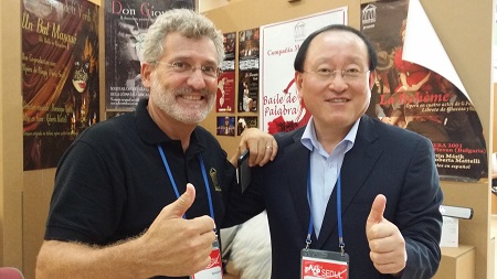 국제 컨퍼런스에서 유럽 문화예술 분야 인사와 담소를 나누고 있는 이인권 대표