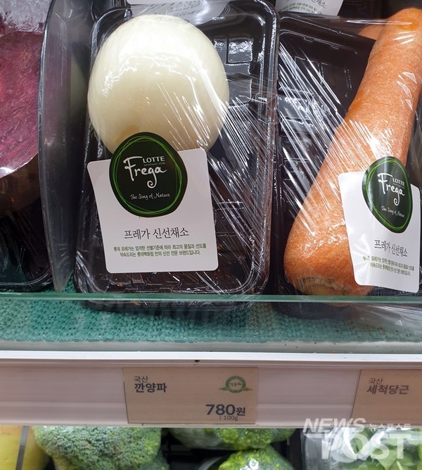 서울 한 롯데백화점 지하 식품관에 진열된 신선식품. 금액 라벨 부착 없이 단위 가격만 적혀 있다. (사진=김강기 씨 제공)