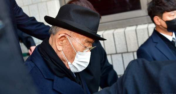 30일 전두환씨가 5·18 헬기 사격을 목격한 고(故) 조비오 신부의 명예를 훼손한 혐의의 재판을 받고 광주 동구 광주지방법원을 나가고 있다. (사진=뉴시스)