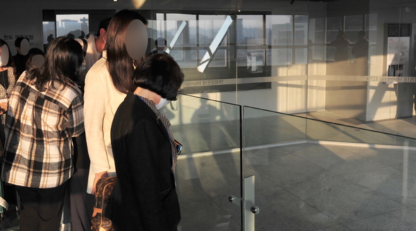 지난 7일 '5·18한국어 말하기 대회'에 참가한 외국인 10명이 광주 동구 금남로 전일빌딩 245 10층에서 5·18민주화운동 당시 헬기사격의 증거인 총탄 흔적을 살펴보고 있다. (사진=뉴시스)